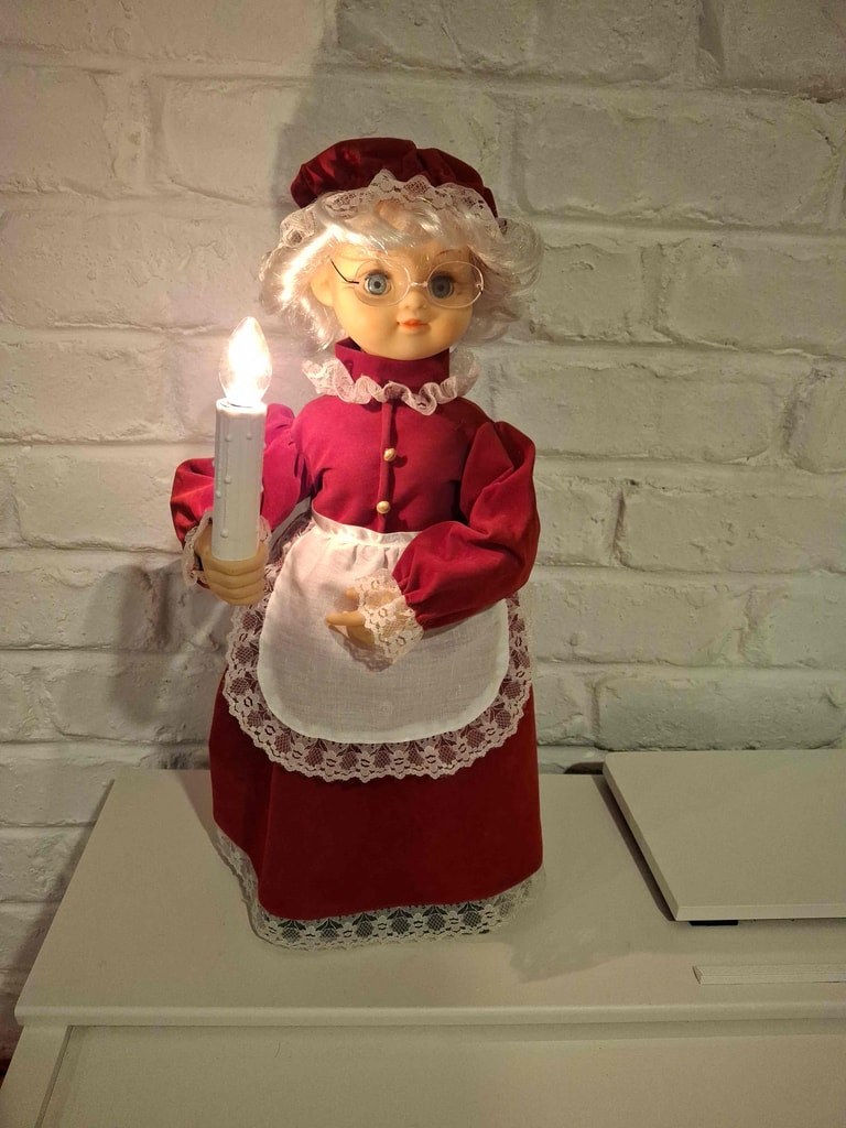 Animated Mrs Claus with candle — repair